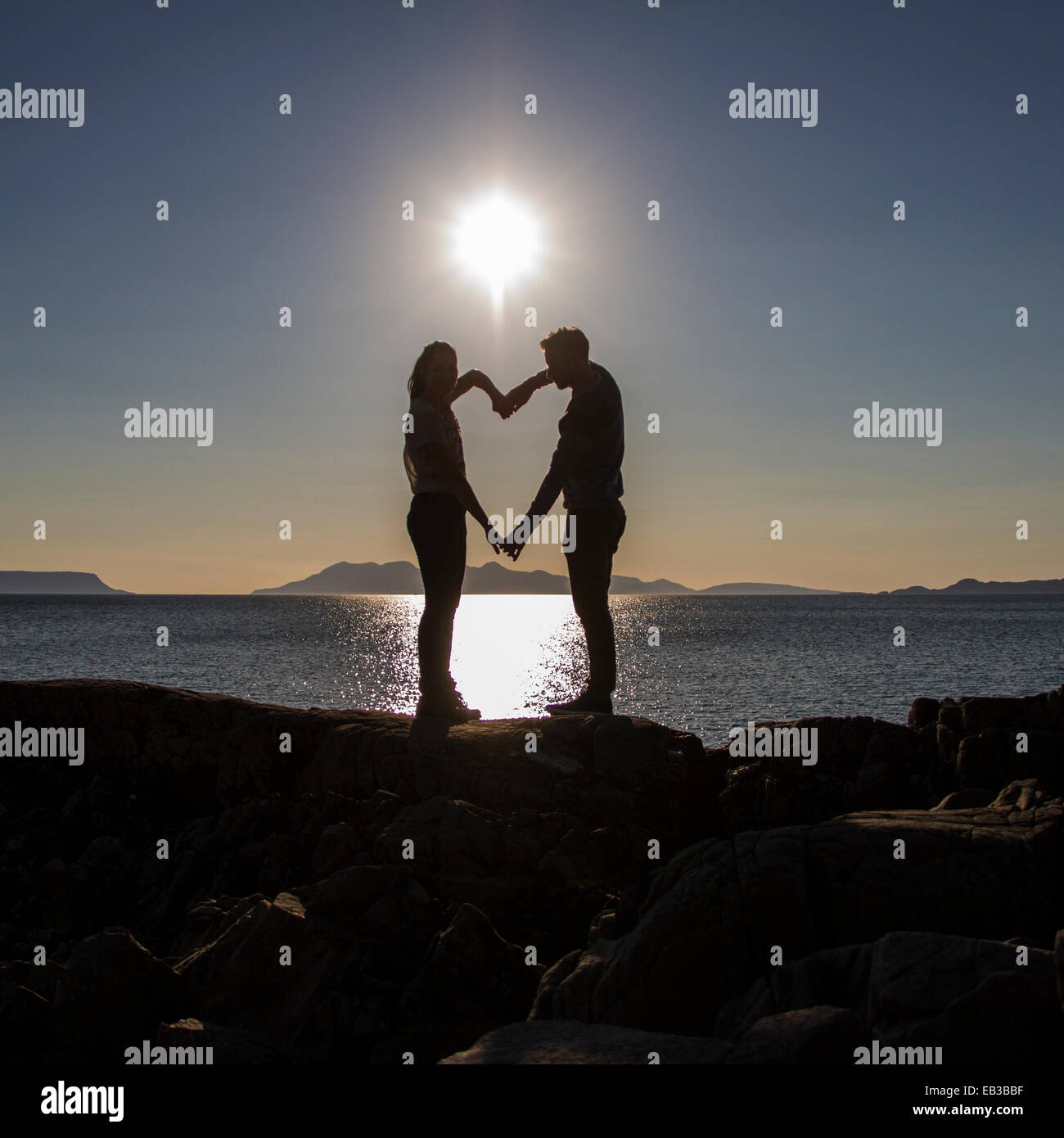 L'homme et de la femme faisant coeur silhouette Banque D'Images