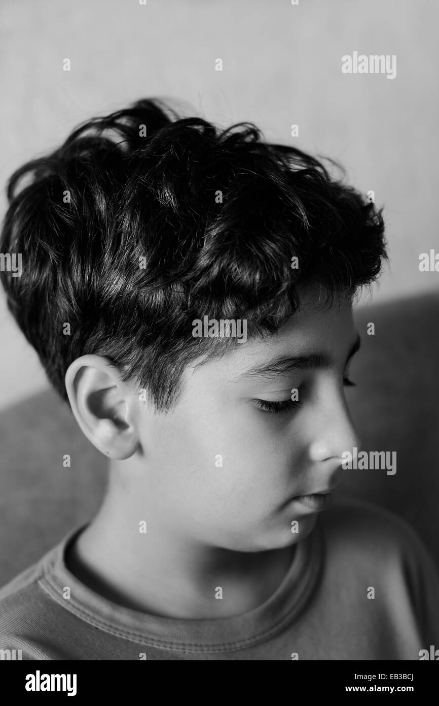 Boy (10-11) portrait en noir et blanc Banque D'Images