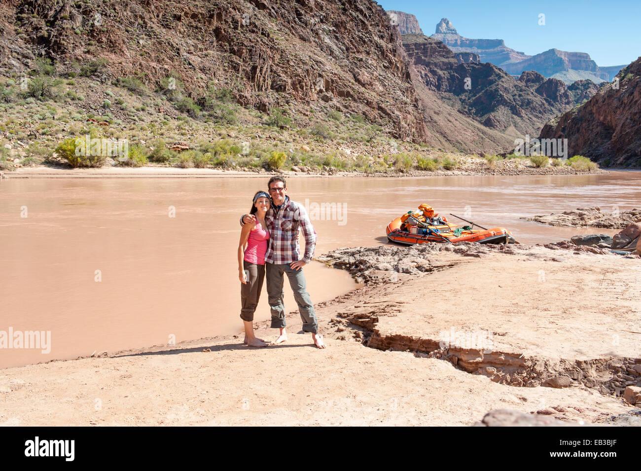 Couple rafting en eau vive, parc national du Grand Canyon, Arizona, États-Unis Banque D'Images