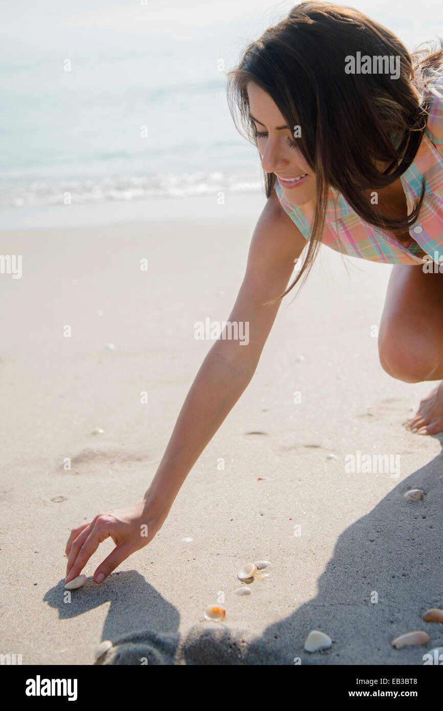La collecte des coquillages Caucasian woman on beach Banque D'Images