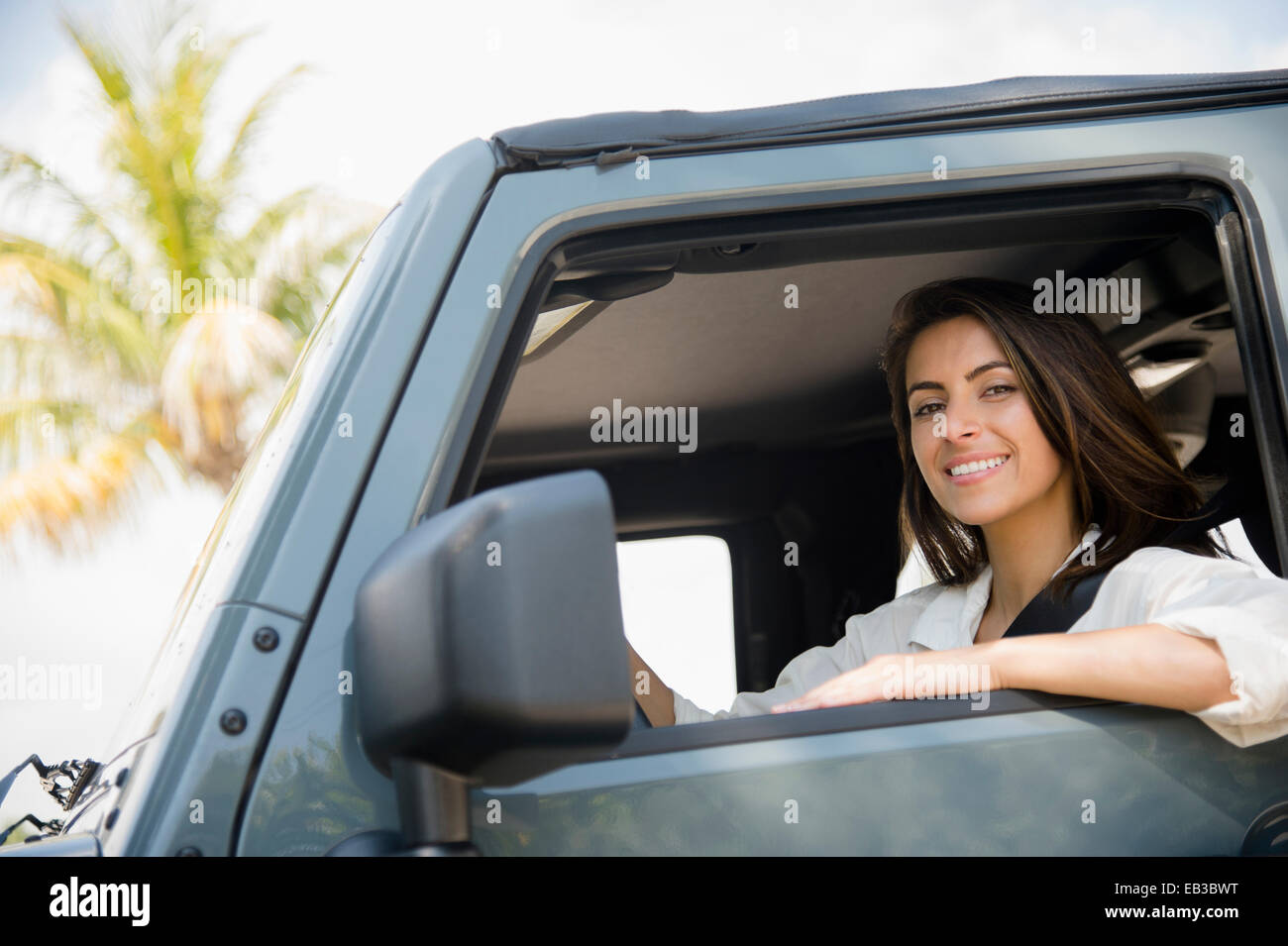 Caucasian woman smiling in car Banque D'Images