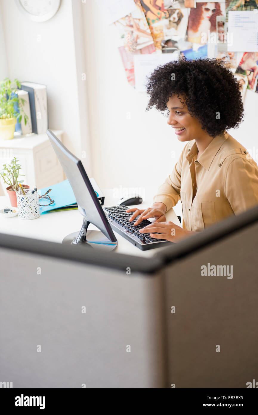 Businesswoman working at computer dans l'armoire Banque D'Images