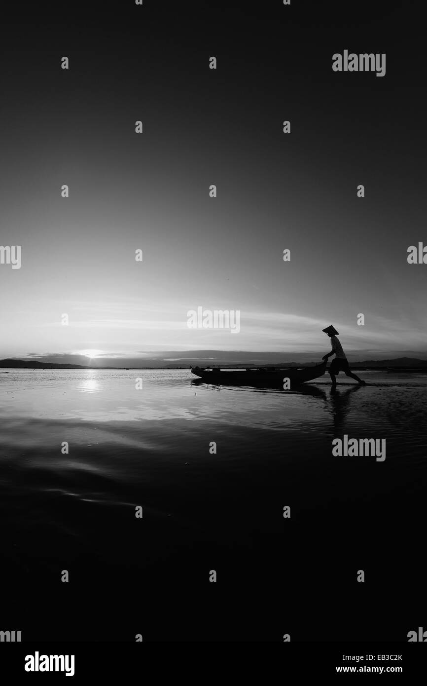 L'Indonésie, de Gorontalo, Man Walking on beach Banque D'Images