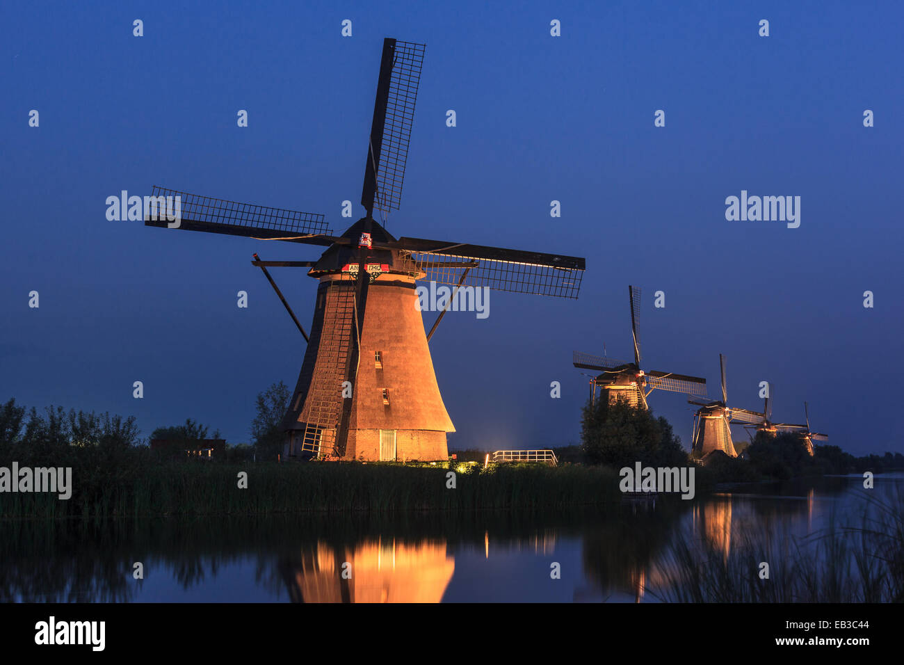 Holland, Kinderdijk dans projecteurs Banque D'Images