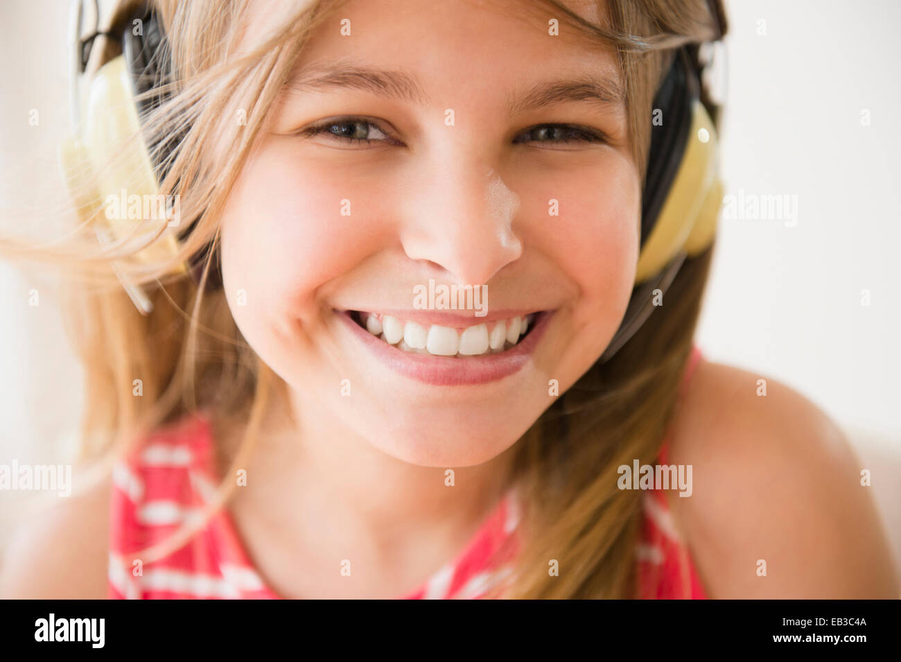Close up of Caucasian girl wearing headphones Banque D'Images