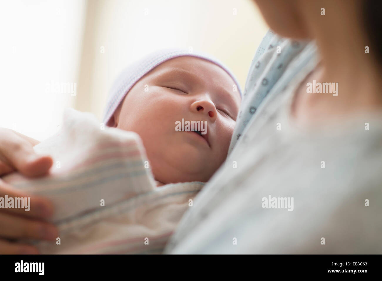 Asian mother holding newborn baby in hospital Banque D'Images