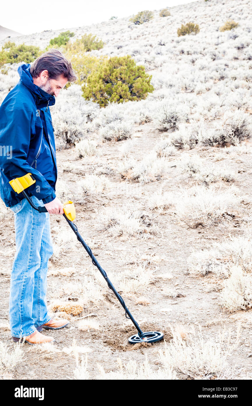 Homme utilisant un détecteur de métaux dans le désert de Black Rock, Nevada, États-Unis Banque D'Images