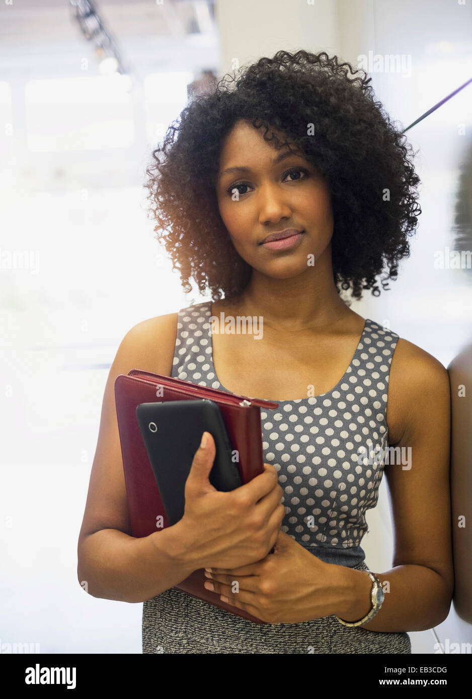 Mixed Race woman réalisation digital tablet Banque D'Images