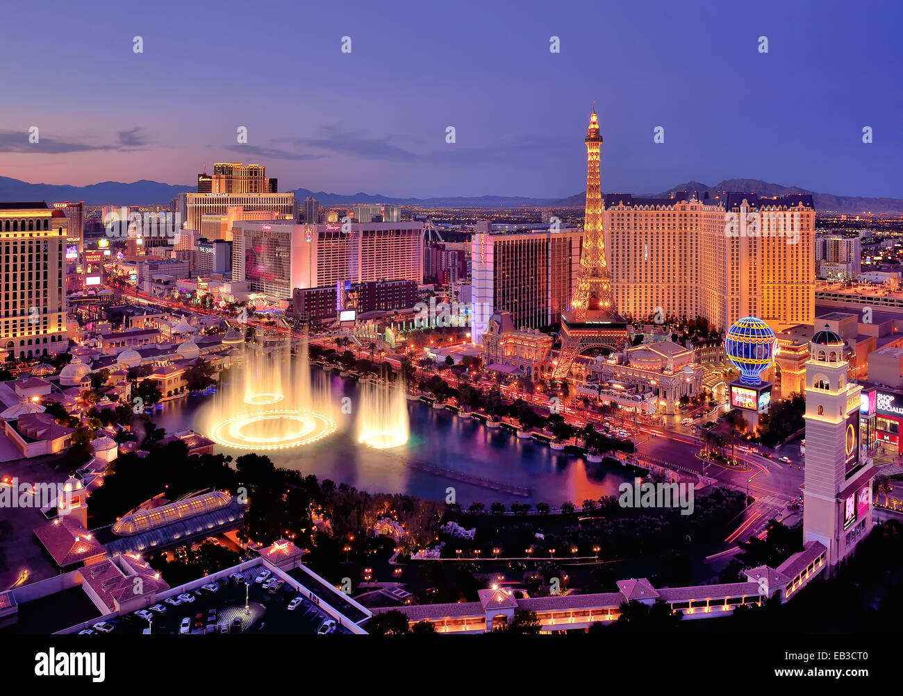 Vue sur la ville la nuit avec les fontaines de l'hôtel Bellagio, Las Vegas, Nevada, États-Unis Banque D'Images