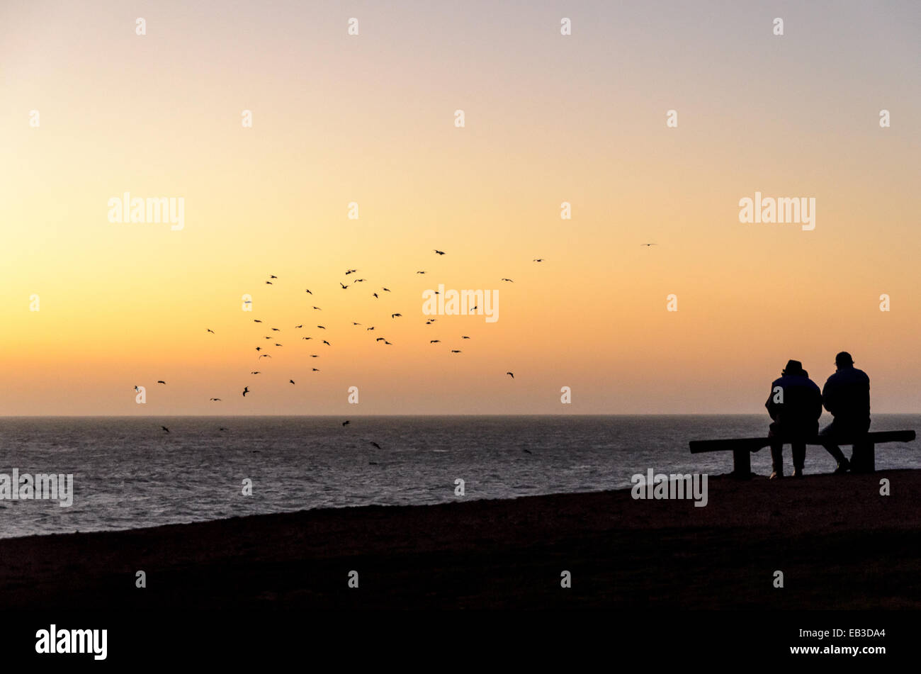 Le Chili, deux personnes sur la plage au coucher du soleil Banque D'Images