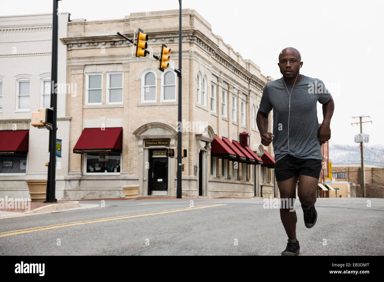 Black man running on city street Banque D'Images