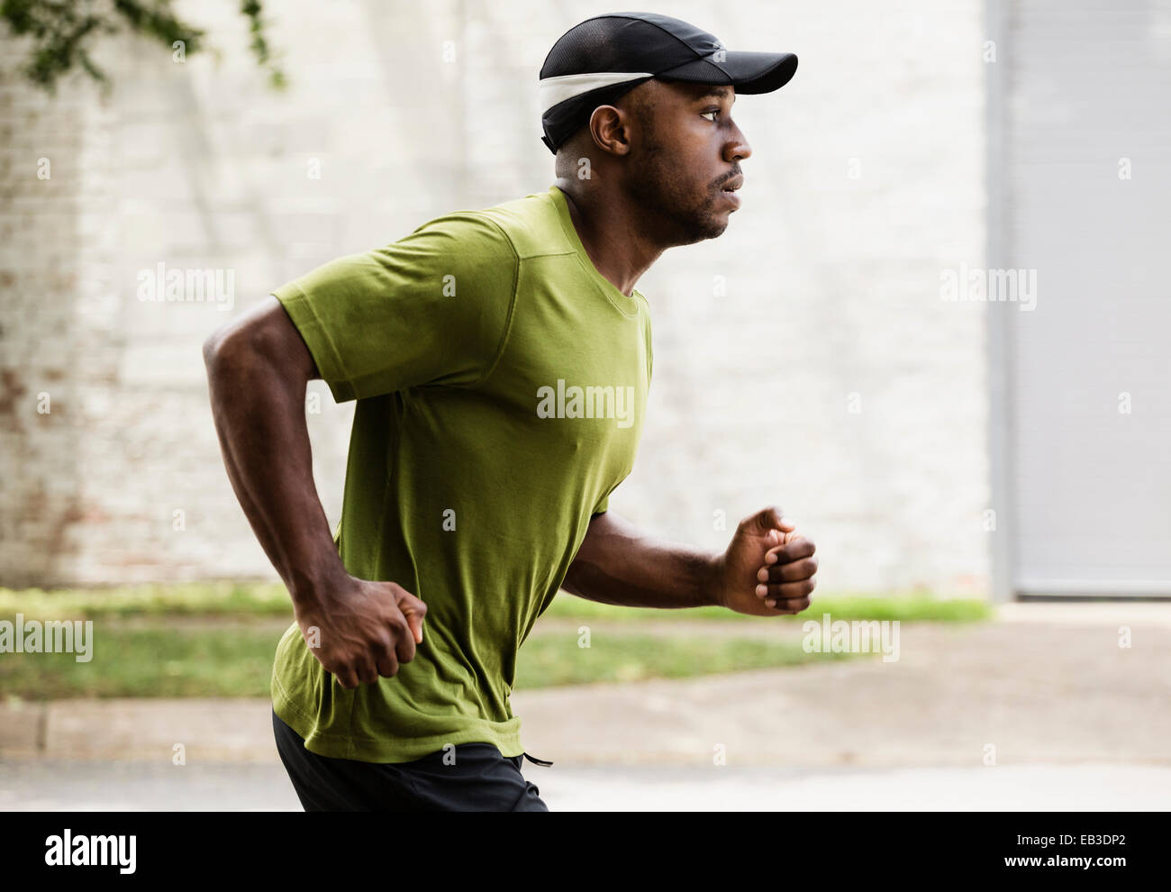 Black man running on city street Banque D'Images