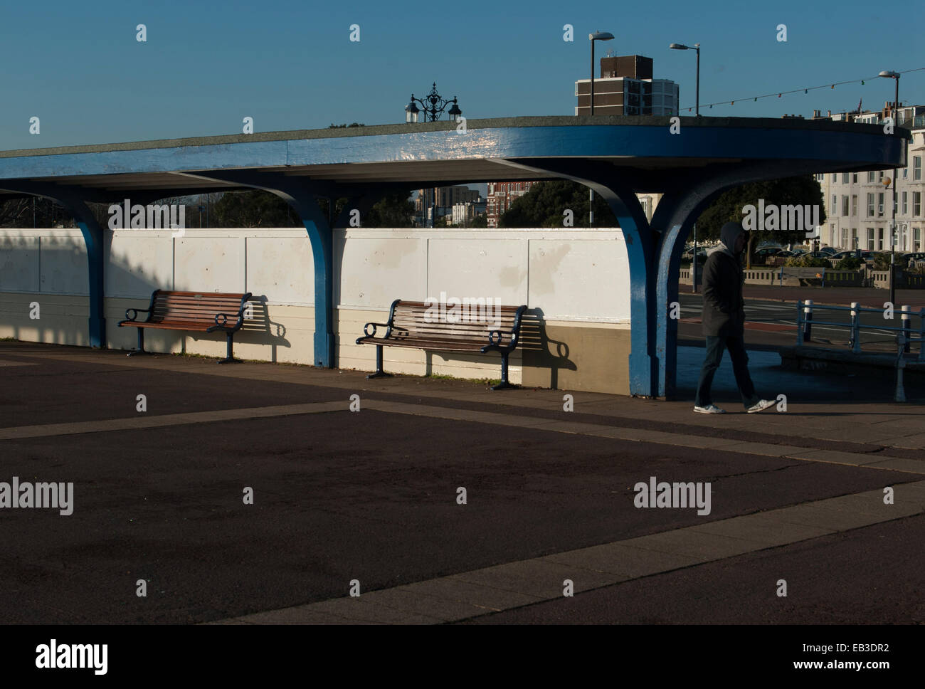 Des bancs en hiver soleil du soir promenade du front de mer de Southsea Banque D'Images