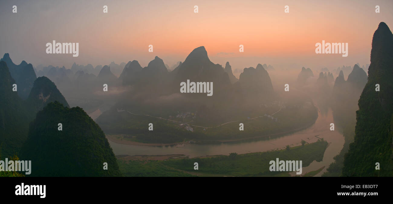 La Chine, le Henan, le lever du soleil à Guilin Banque D'Images