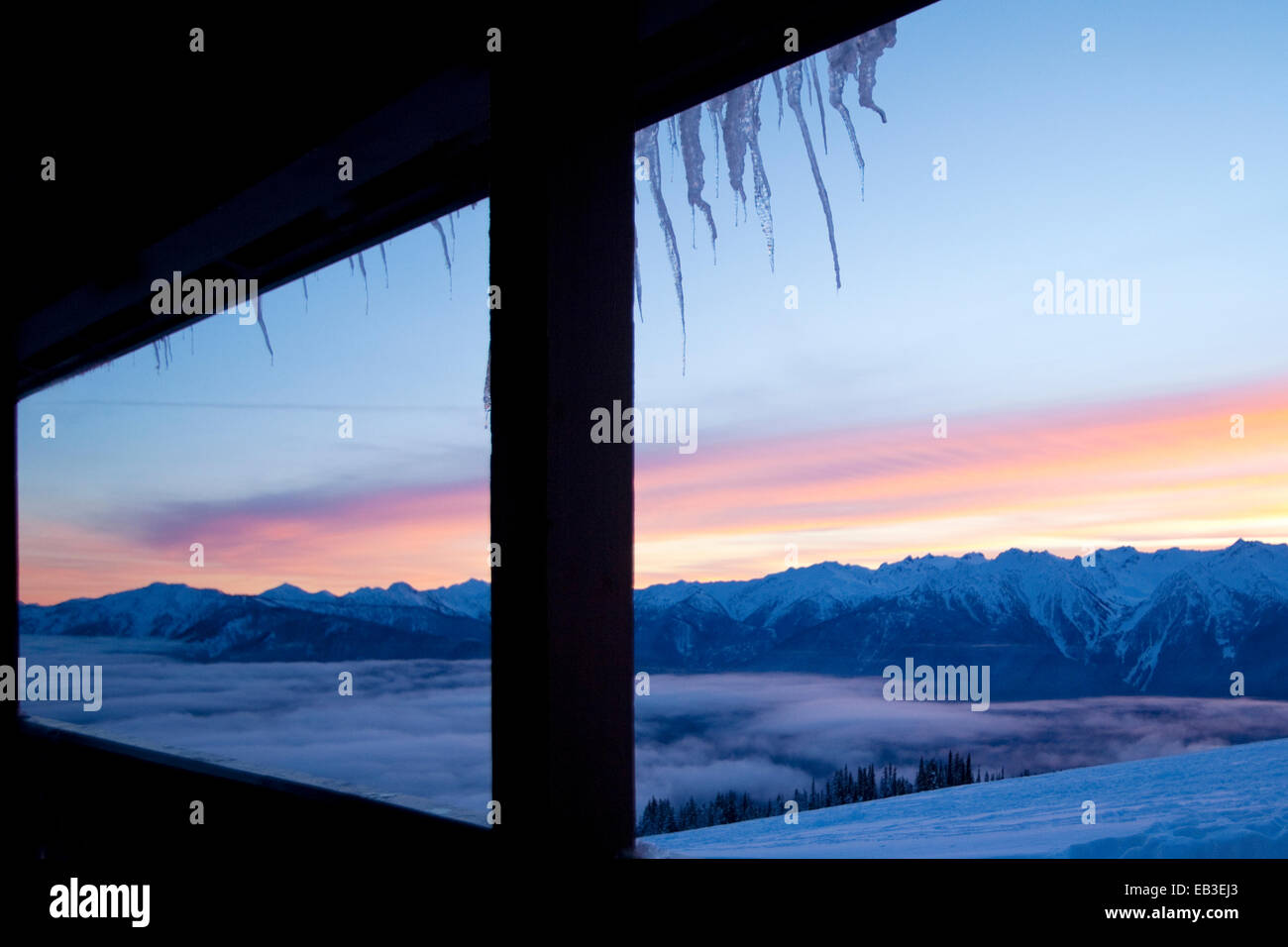 Ciel coloré au-dessus des montagnes enneigées en paysage à distance Banque D'Images