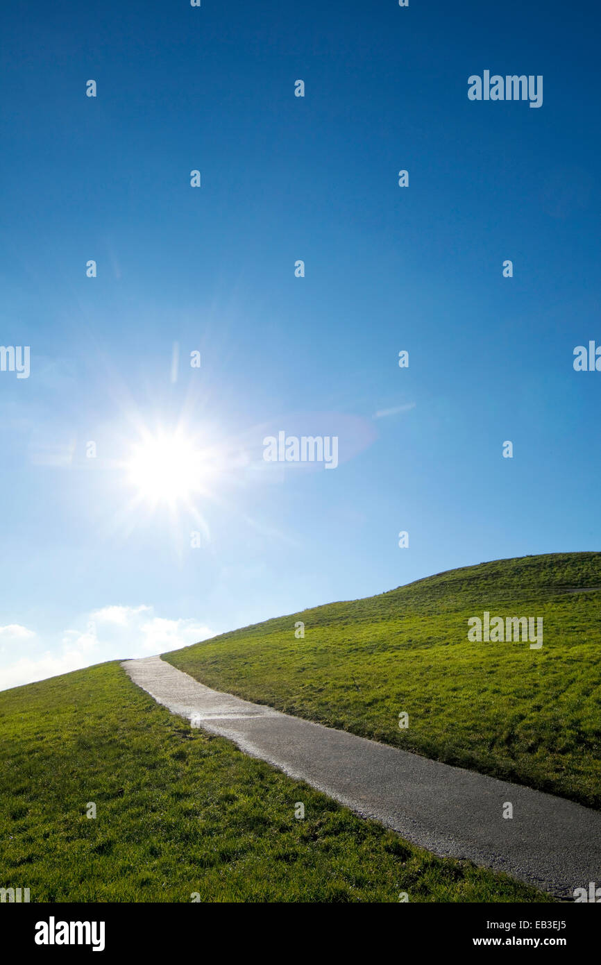 Soleil Qui Brille Plus De Route Goudronnee On Grassy Hillside Photo Stock Alamy Soleil Qui Brille Plus De Route Goudronnee On Grassy Hillside Photo Stock Alamy
