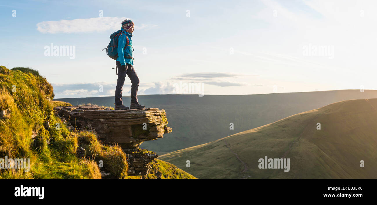 Vue panoramique de randonneur avec vue sur paysage à distance Banque D'Images