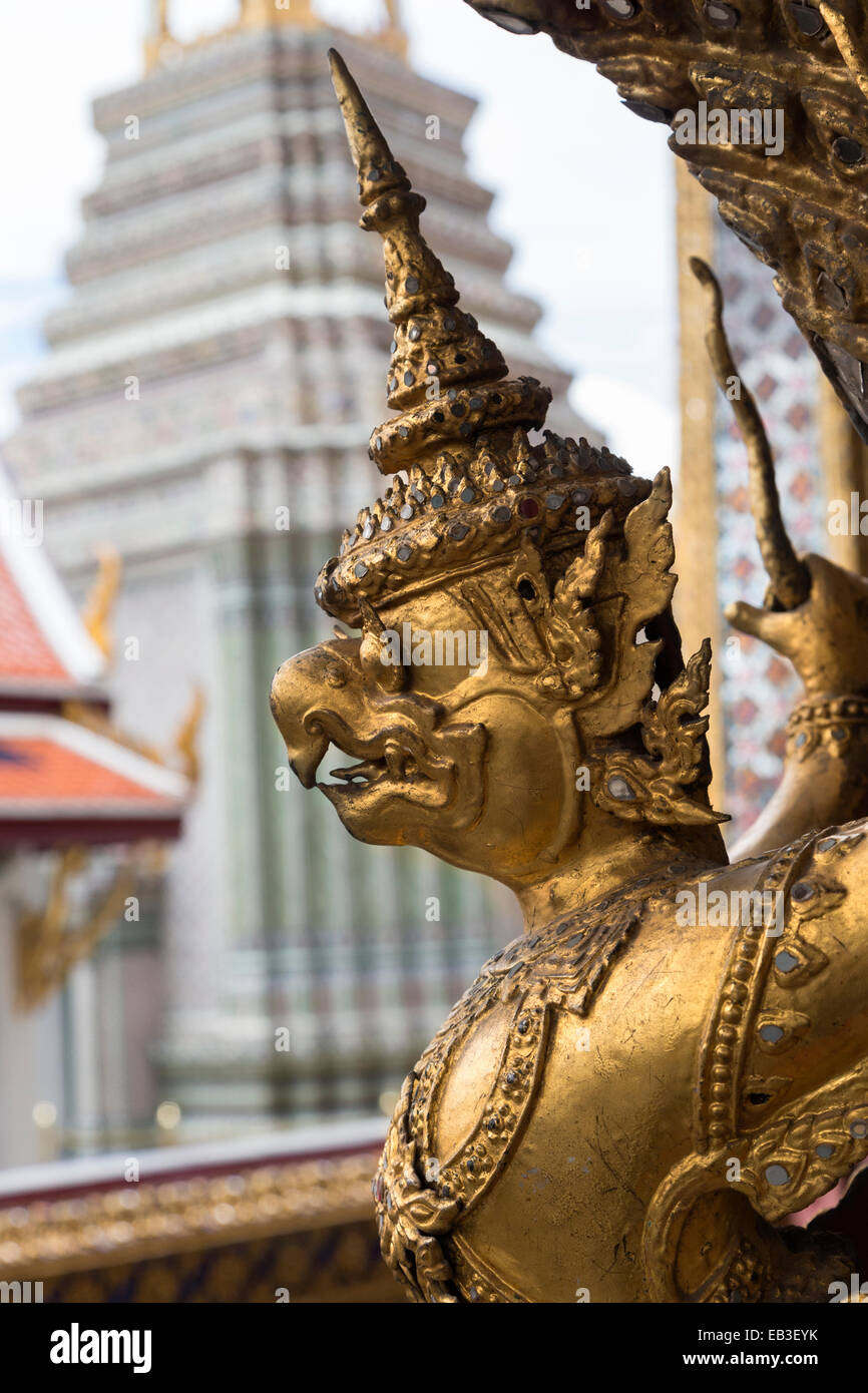 Statue d'or, Wat Phra Kaew composé, Grand Palace, Bangkok, Thaïlande, septembre 2014 Banque D'Images