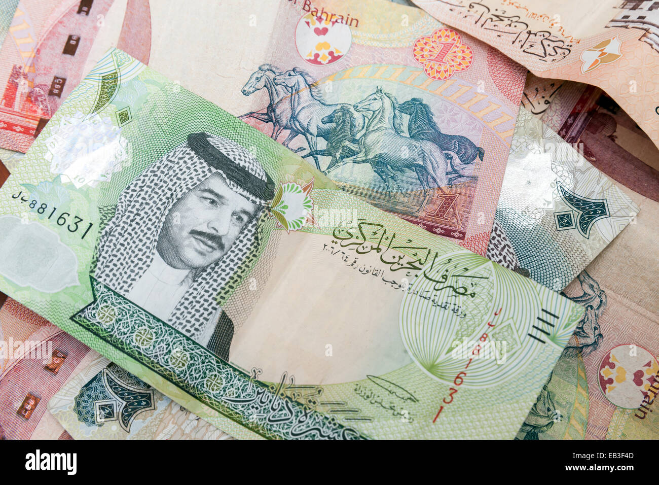 Billets de dinars de Bahreïn moderne, arrière-plan gros plan Banque D'Images