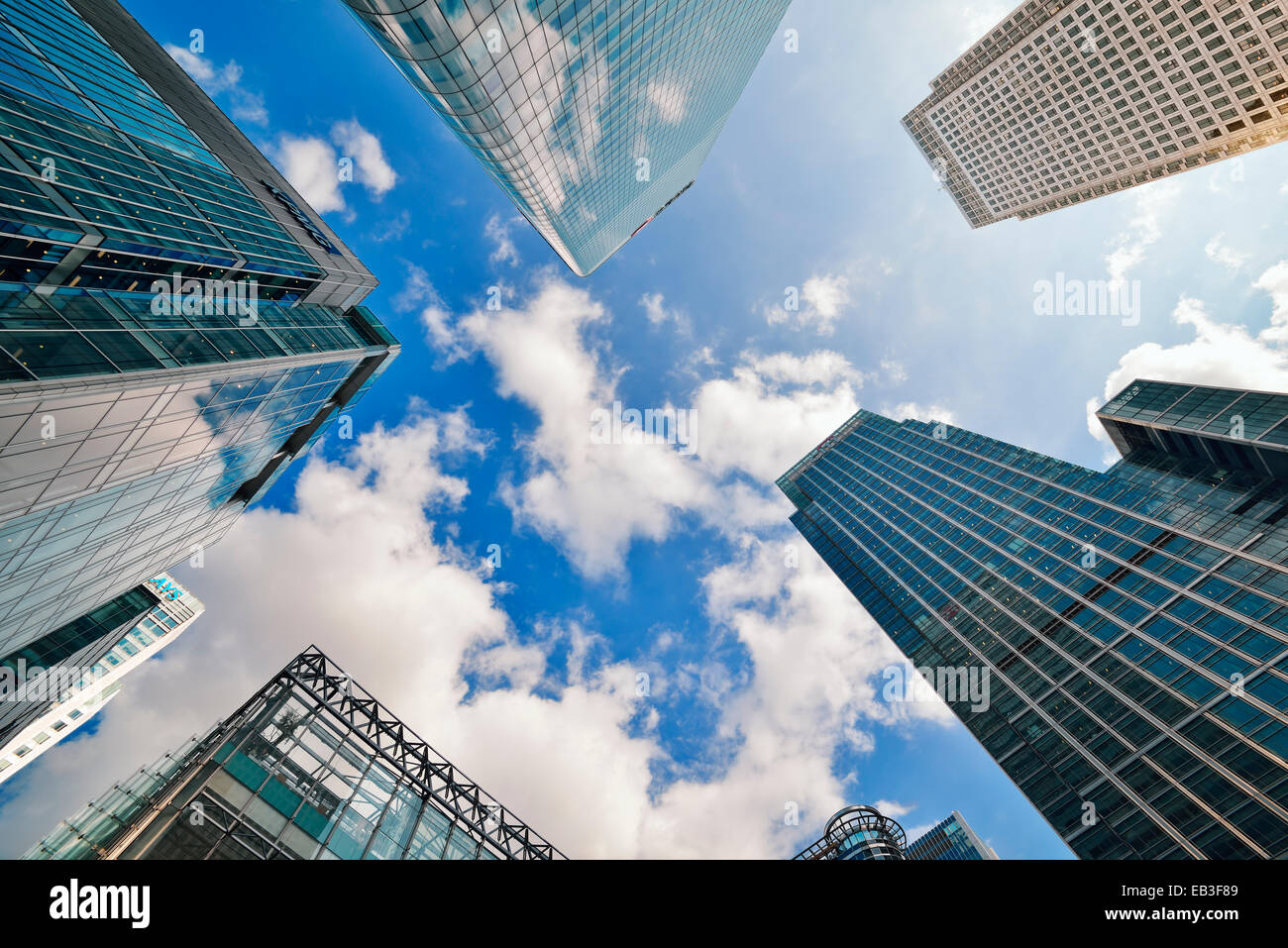 Canary Wharf, Low Angle. Londres, Angleterre, Royaume-Uni. Banque D'Images