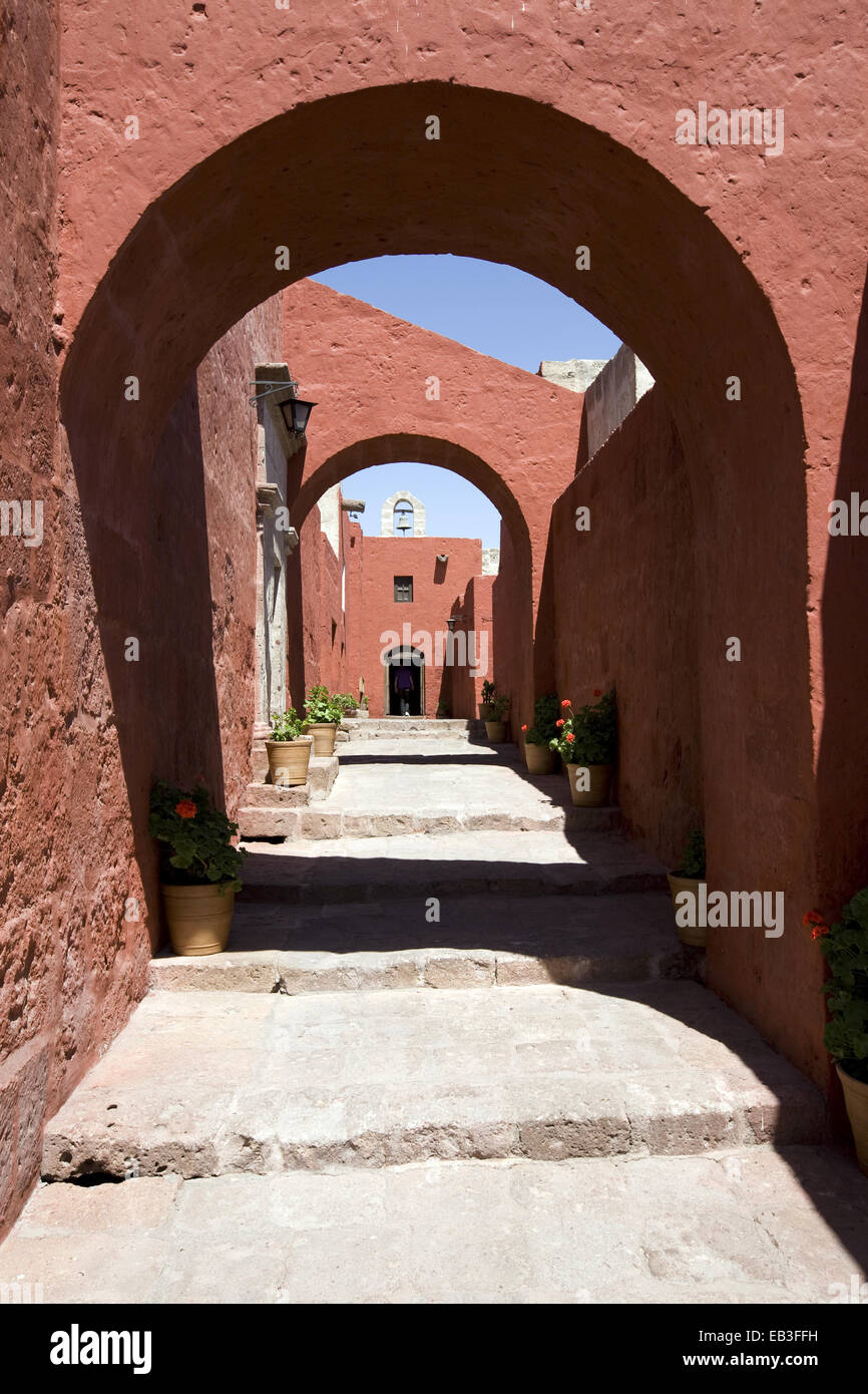 Rue de Séville, monastère de Santa Catalina (16e siècle), Arequipa, Pérou Banque D'Images