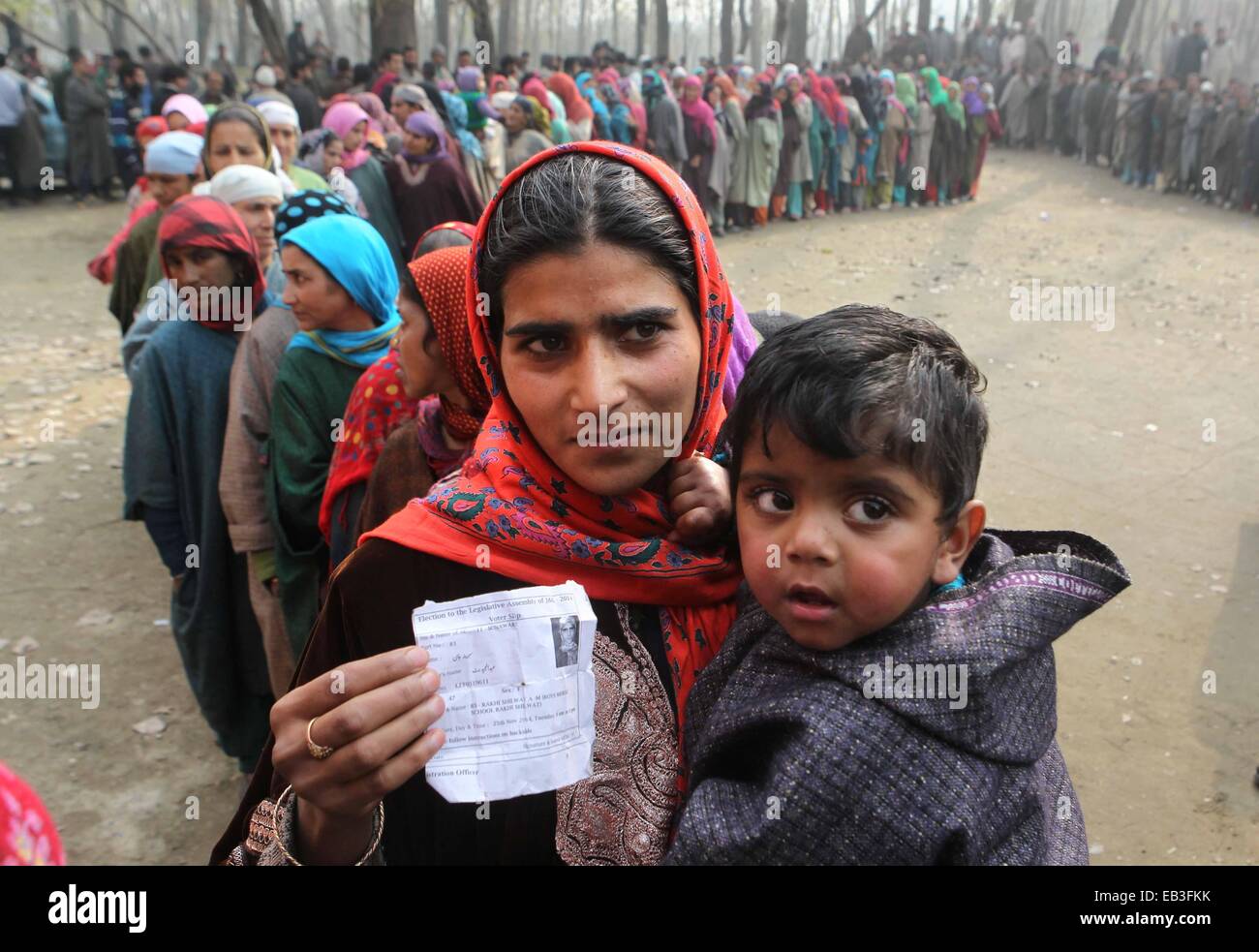 Srinagar, au Cachemire sous contrôle indien. 25Th Nov, 2014. Stand cachemiriens dans la file d'attente pour voter à l'extérieur d'un bureau de scrutin dans village Rakh-e-Shilwat, à environ 20 km au nord de Srinagar, la capitale d'été du Cachemire sous contrôle indien, Novembre 25, 2014. Des milliers d'électeurs défié appel au boycott par les séparatistes et des groupes militants et a tourné jusqu'à voter au cours de la première phase des élections locales dans le Cachemire sous contrôle indien. © Javed Dar/Xinhua/Alamy Live News Banque D'Images