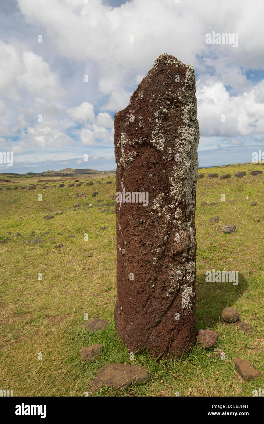 Le Chili, l'île de Pâques ou Rapa Nui Rapa Nui, NP. L'ahu Vinapu. Colonne monolithique en pierre rouge, pensée pour être une femme moi. Banque D'Images