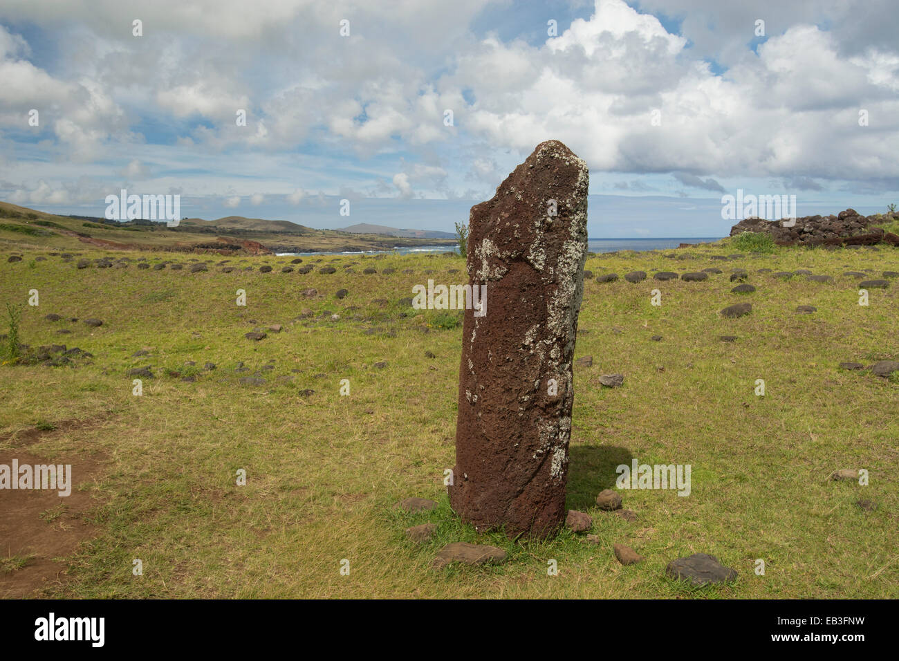 Le Chili, l'île de Pâques ou Rapa Nui Rapa Nui, NP. L'ahu Vinapu. Colonne monolithique en pierre rouge, pensée pour être une femme moi. Banque D'Images