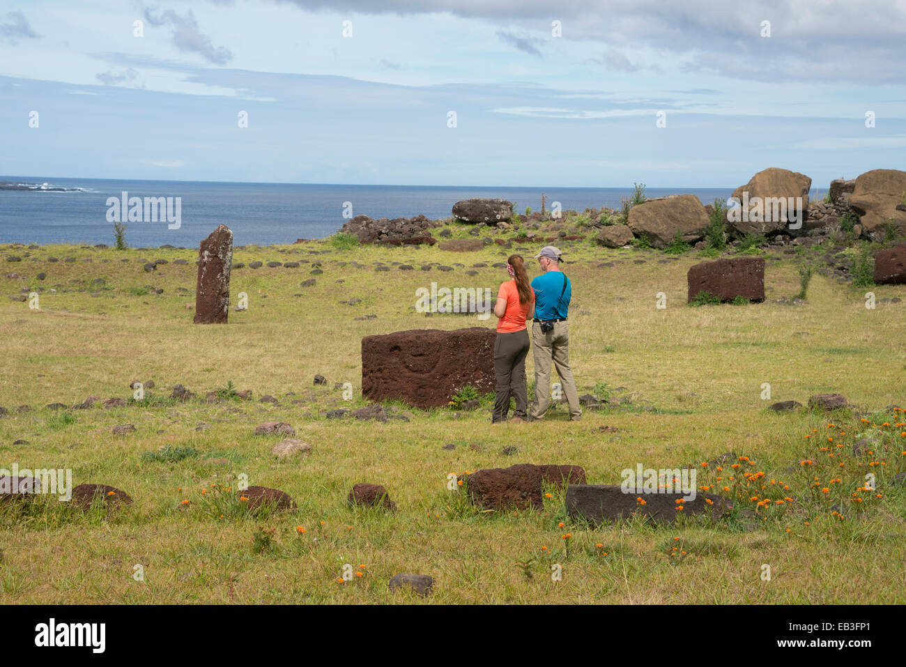 Le Chili, l'île de Pâques ou Rapa Nui Rapa Nui, NP. L'ahu Vinapu, important centre cérémoniel. La pierre volcanique rouge scorie hat. Banque D'Images