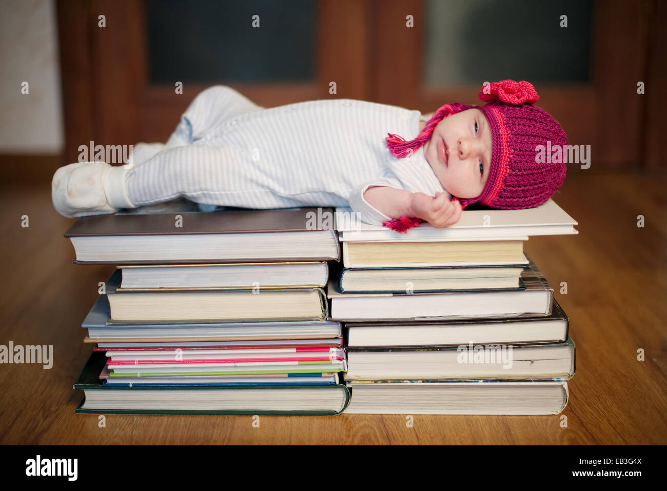 Bébé dort sur pile de livres Banque D'Images