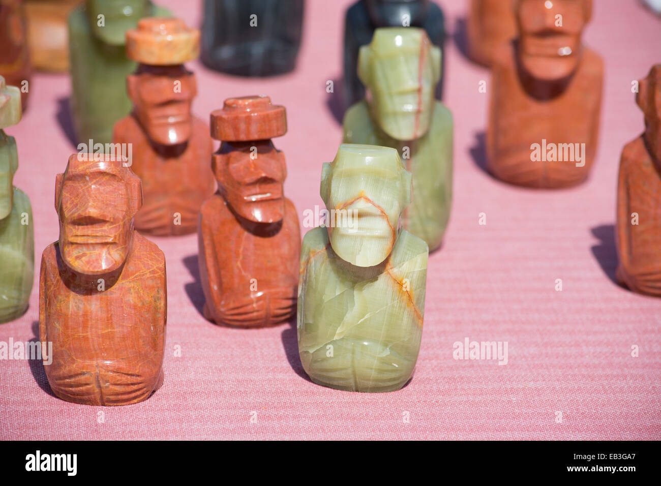Le Chili, l'île de Pâques ou Rapa Nui. Souvenirs typiques de l'artisanat à vendre autour de l'île. Pierres de moi les chiffres. Banque D'Images