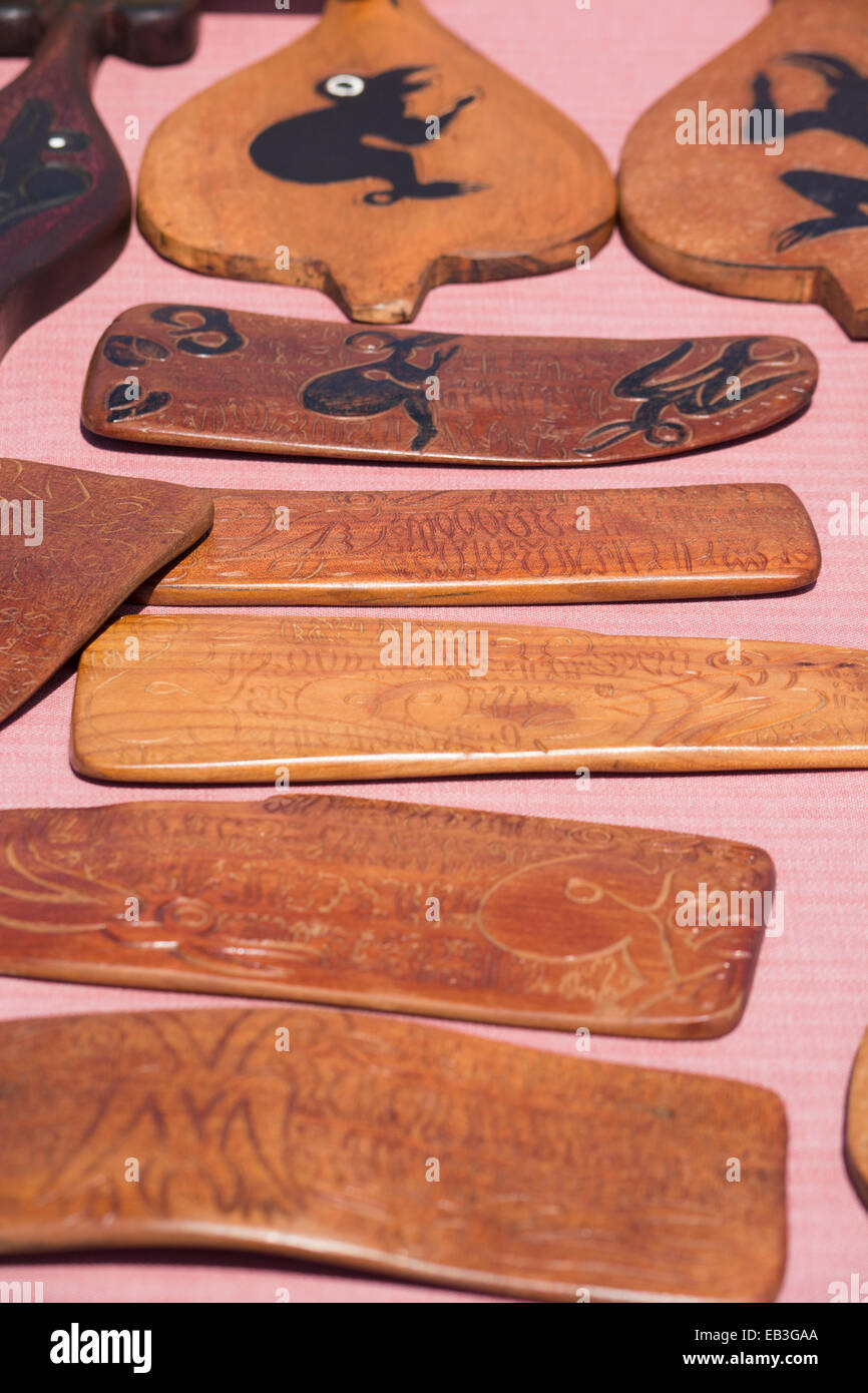 Le Chili, l'île de Pâques ou Rapa Nui. Souvenirs en bois sculpté typique de l'artisanat à vendre autour. Banque D'Images