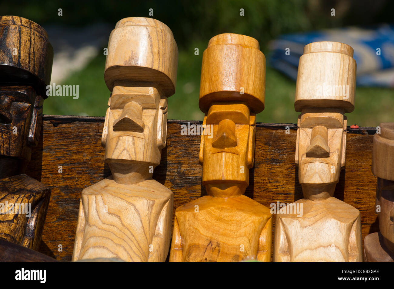 Le Chili, l'île de Pâques ou Rapa Nui. Souvenirs typiques de l'artisanat à vendre autour de l'île. Moi en bois sculpté de figures. Banque D'Images