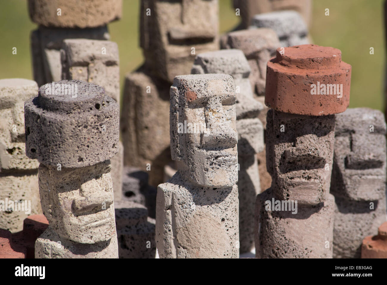 Le Chili, l'île de Pâques ou Rapa Nui. Souvenirs typiques de l'artisanat à vendre autour de l'île. Pierre volcanique sculpté moi les chiffres. Banque D'Images