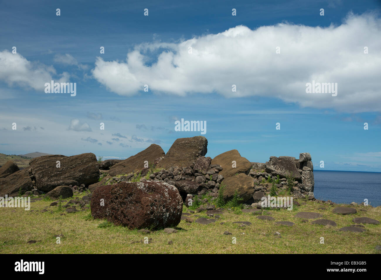 Le Chili, l'île de Pâques ou Rapa Nui Rapa Nui, NP. L'ahu Vinapu, important centre cérémoniel. Vue côtière de la plate-forme et moi. Banque D'Images