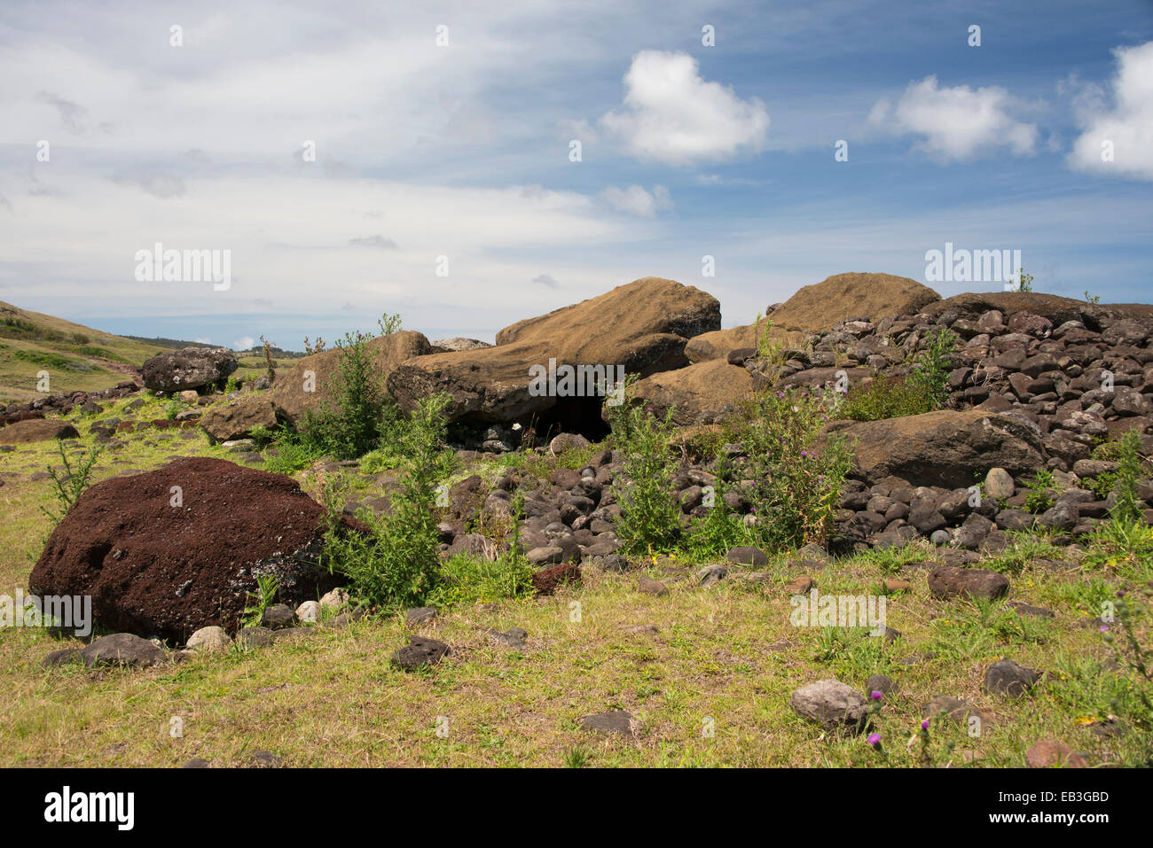Le Chili, l'île de Pâques ou Rapa Nui Rapa Nui, NP. L'ahu Vinapu, important centre cérémoniel. La pierre volcanique rouge scorie hat & moi. Banque D'Images