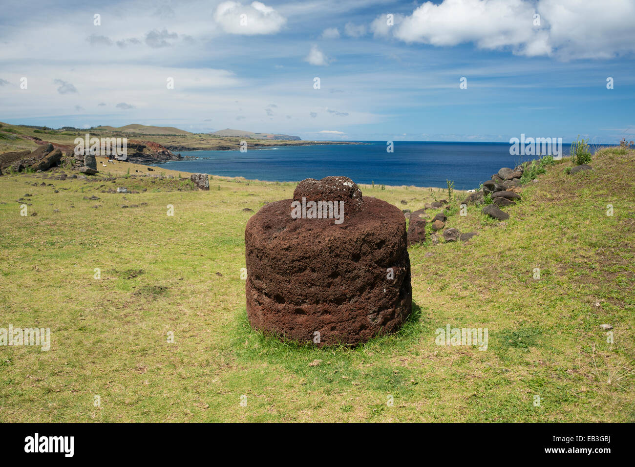 Le Chili, l'île de Pâques ou Rapa Nui Rapa Nui, NP. L'ahu Vinapu, important centre cérémoniel. La pierre volcanique rouge scorie moi hat. Banque D'Images