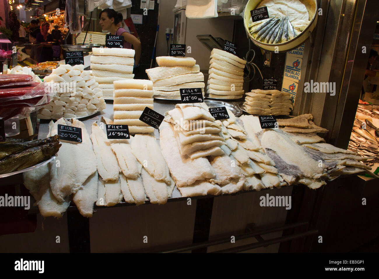 Décrochage du poisson affiche le poisson séché, surtout la morue, à la vente dans le marché public de La Boqueria Barcelone,Espagne Banque D'Images