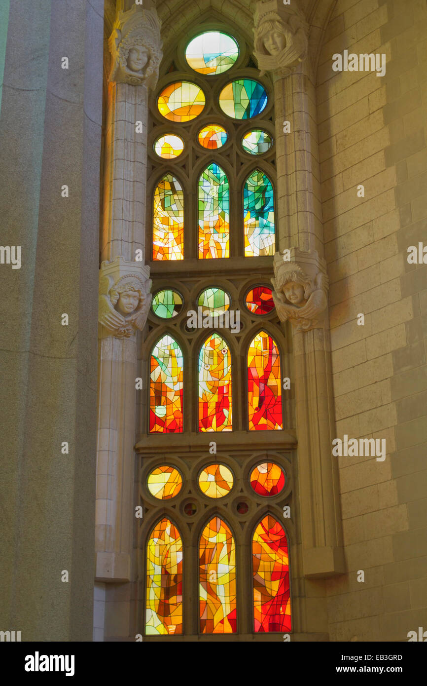 La Sagrada Familia (Sainte Famille) conçu par Antonio Gaudi interiorshowng vitrail moderne Barcelone,Espagne Banque D'Images