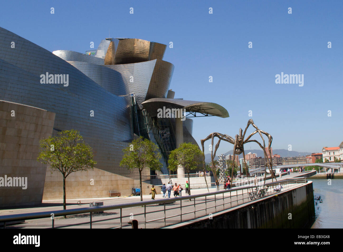 Le Musée Guggenheim de Bilbao conçu par Frank Ghery, sur les rives de la rivière Nervion avec l'Araignée géante sculpture intitulée Maman Bilb Banque D'Images