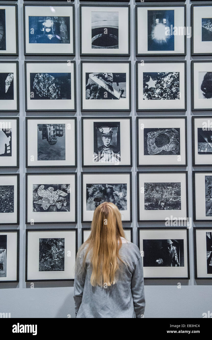 Londres, Royaume-Uni. 25 novembre, 2014. Le Plan d'un ensemble d'images de l'album montre les effets de la bombe atomique encore visible quand Kikuji Kawada tourné eux 15 ans plus tard. Conflit, le temps, la photographie, une nouvelle exposition à la Tate Modern - présentant la façon unique photographes revenir sur des moments de conflit, de secondes après l'explosion d'une bombe à 100 ans après une guerre est terminée. Crédit : Guy Bell/Alamy Live News Banque D'Images