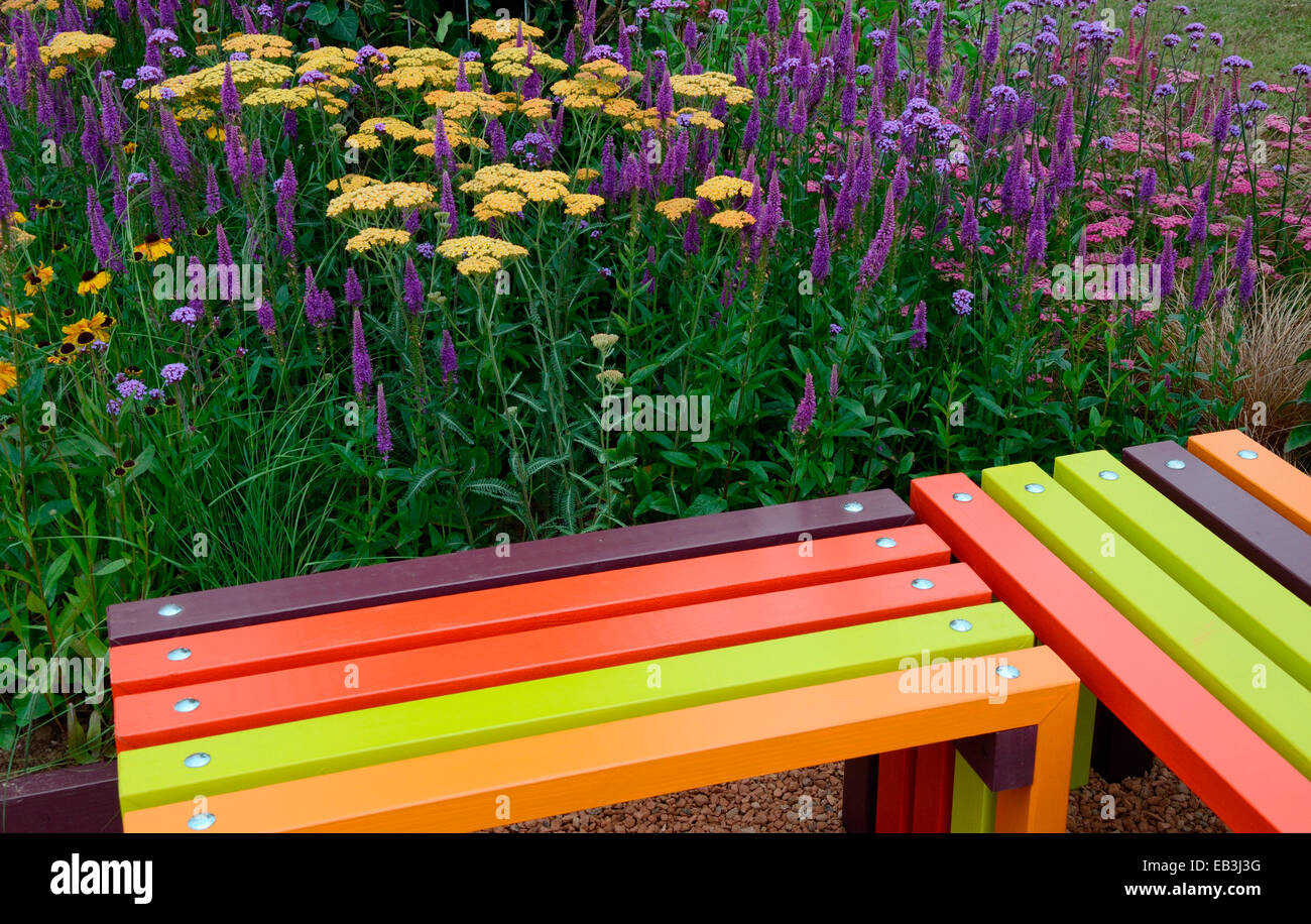 Près d'une frontière de fleurs colorées et attrayantes avec l'Achillea millefolium pamplemousse rose et Veronica Purpleicious Banque D'Images