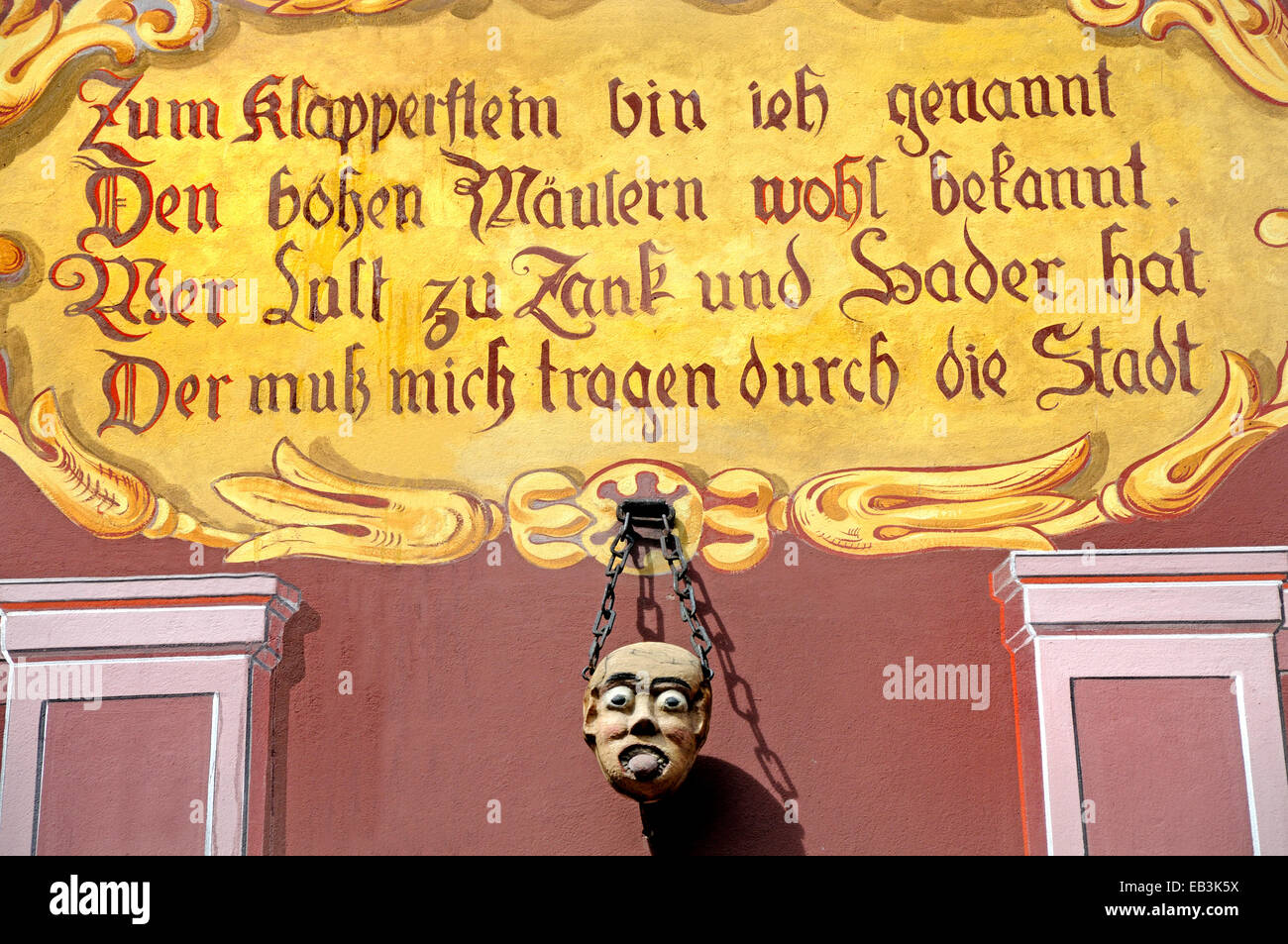 Mulhouse, Alsace, France. Détail de l'Hôtel de Ville (mairie) Klapperstein ('commérages' - pierre accroché autour du cou des commérages) Banque D'Images