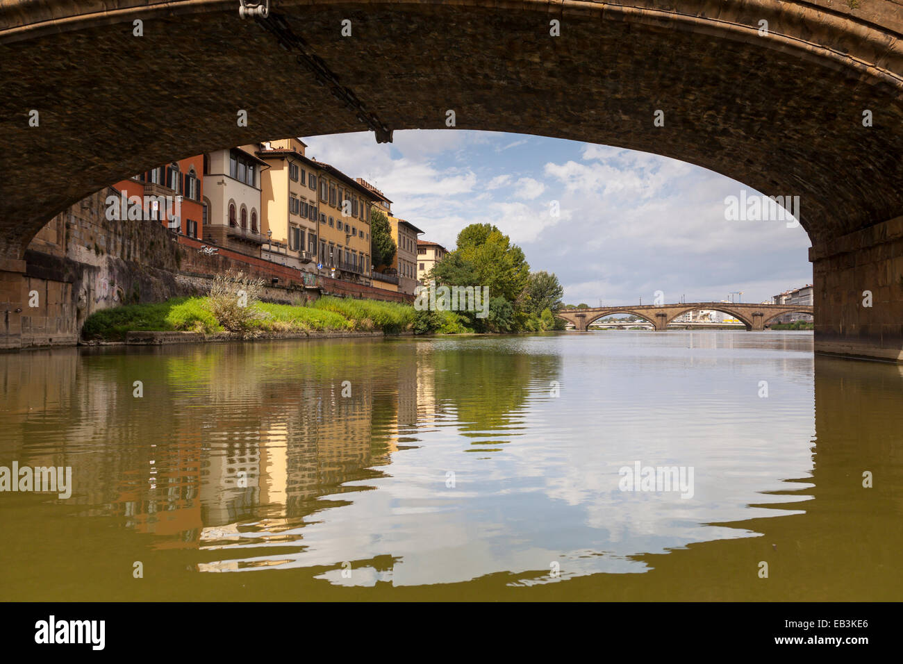 Le Ponte Santa Trinita et l'Arno, Florence. C'est le plus ancien pont en arc elliptique dans le monde, les trois ellips aplati Banque D'Images