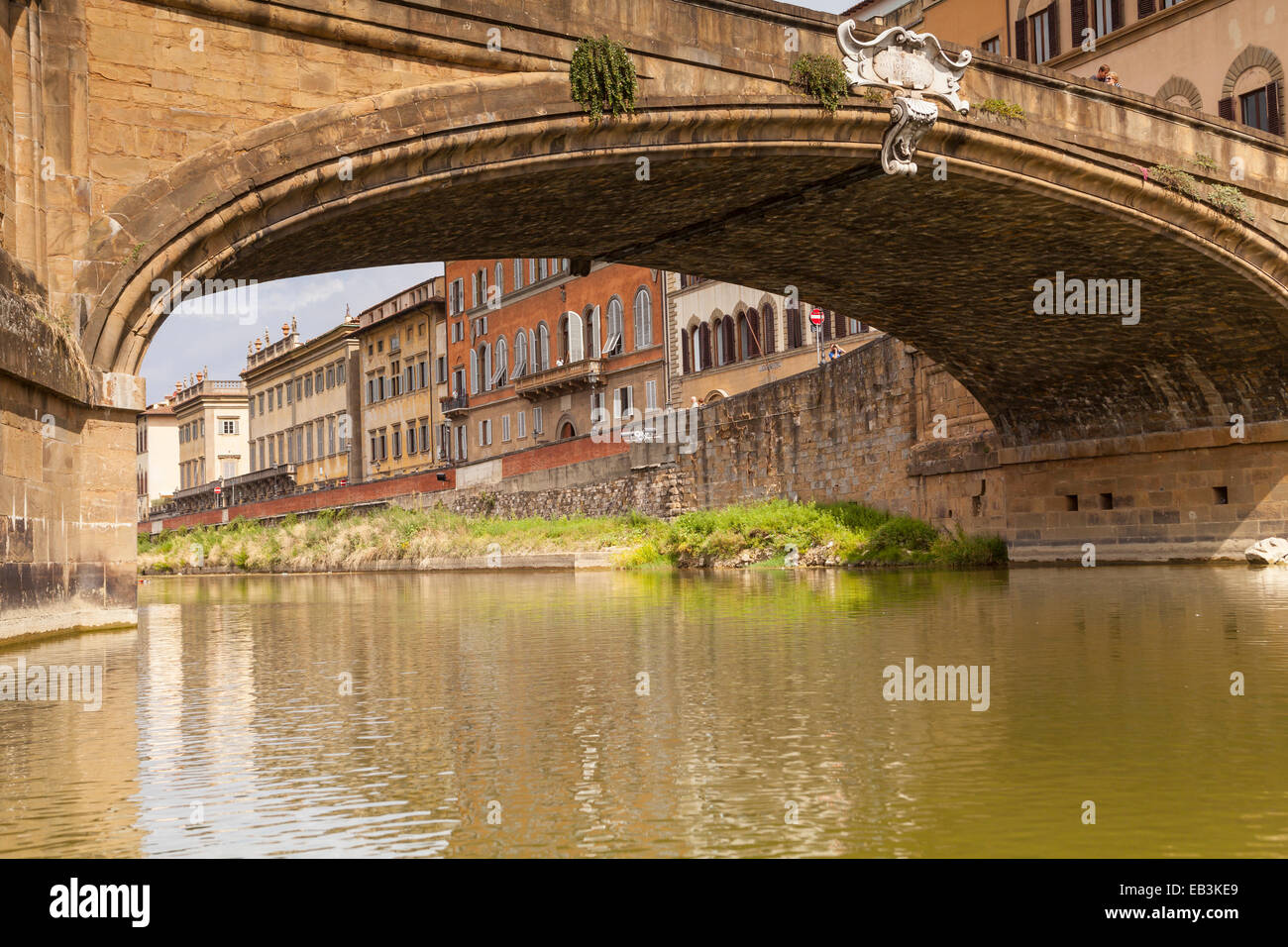 Le Ponte Santa Trinita et l'Arno, Florence. C'est le plus ancien pont en arc elliptique dans le monde, les trois ellips aplati Banque D'Images