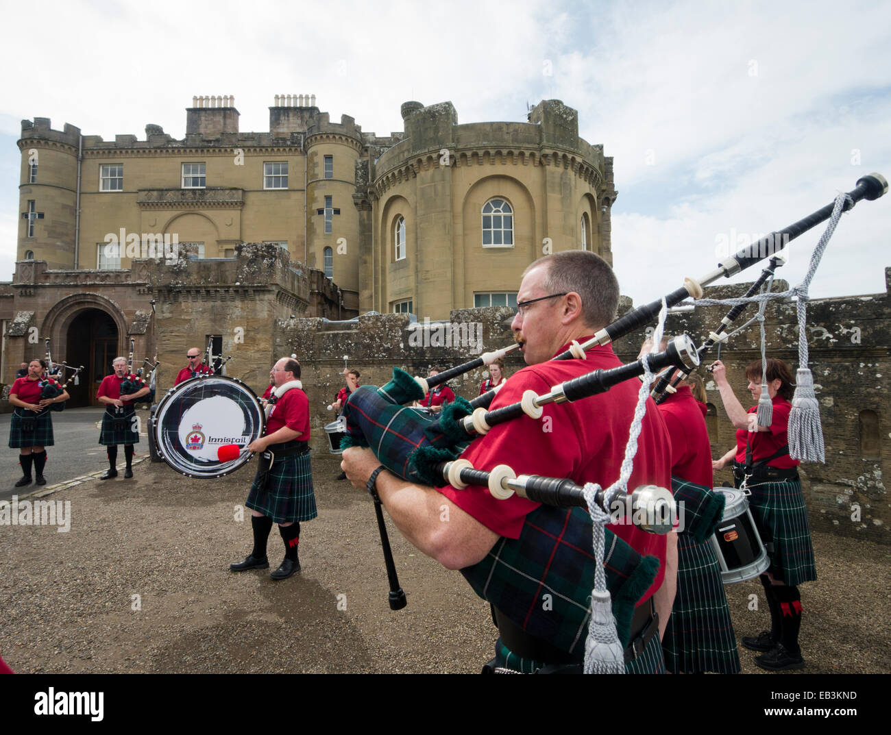 Personnes jouant de la cornemuse à l'extérieur le Château de Culzean, South Ayrshire, Ecosse Banque D'Images
