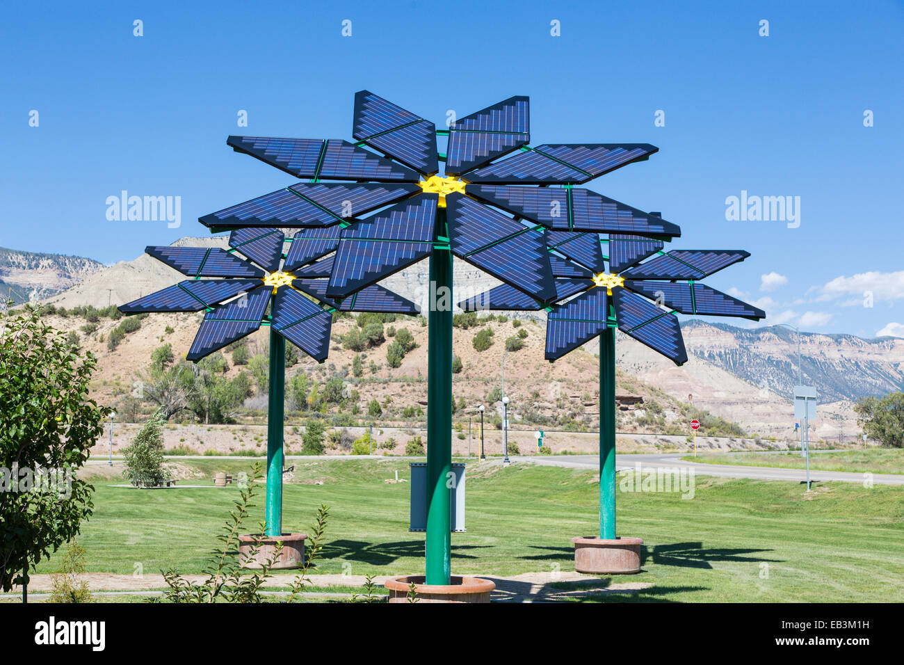 Des panneaux solaires en forme de fleur dans le Colorado Banque D'Images