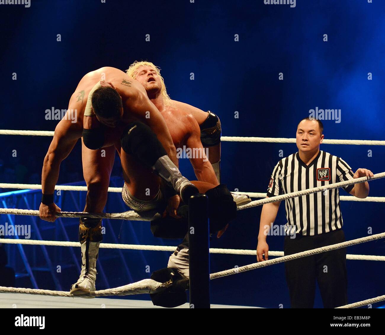 La superstar de la WWE Sheamus a défendu avec succès son United States Championship belt dans sa ville natale contre Antonio Cesaro à l'O2... Avec : Dolph Ziggler Où : Dublin, Irlande Quand : 23 mai 2014 Banque D'Images
