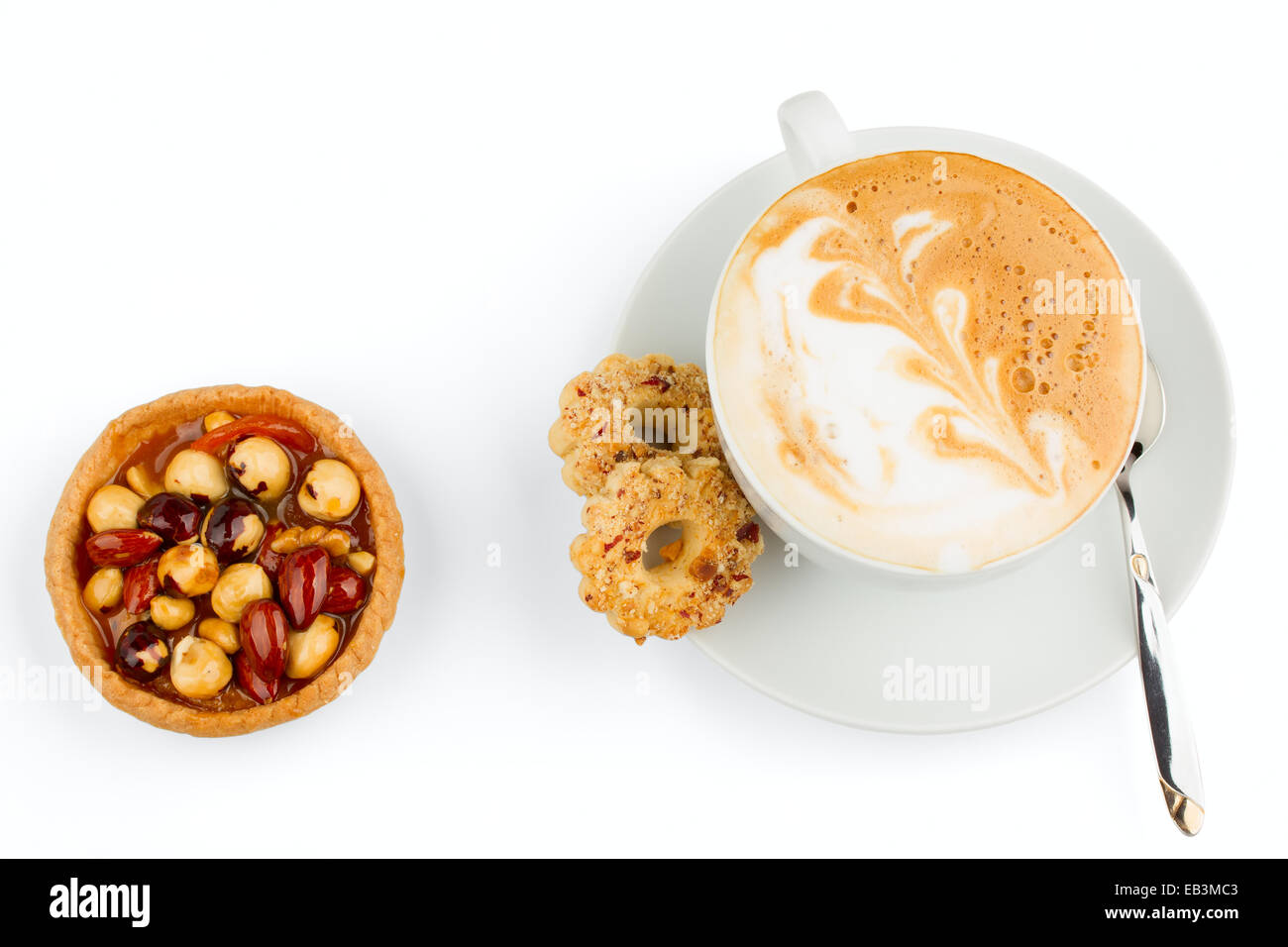 Tasse de cappuccino et de gâteaux faits maison isolatad sur fond blanc Banque D'Images