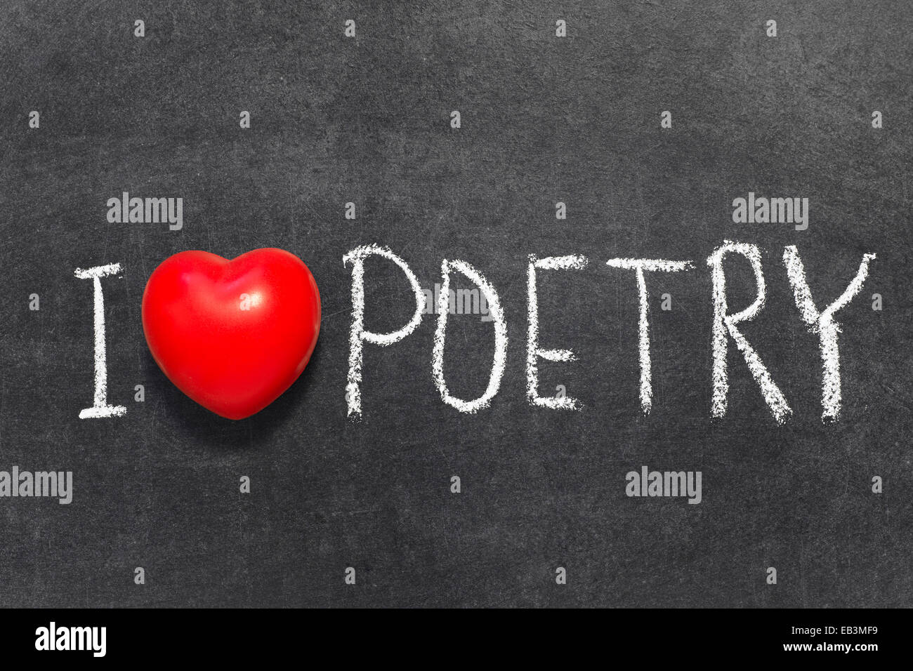 J'aime la poésie de phrase à la main sur tableau noir avec le symbole de coeur Banque D'Images